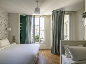 高級客房 (with a double bed and a single bed) | 書桌、遮光布/窗簾、熨斗/熨衣板、免費無線上網