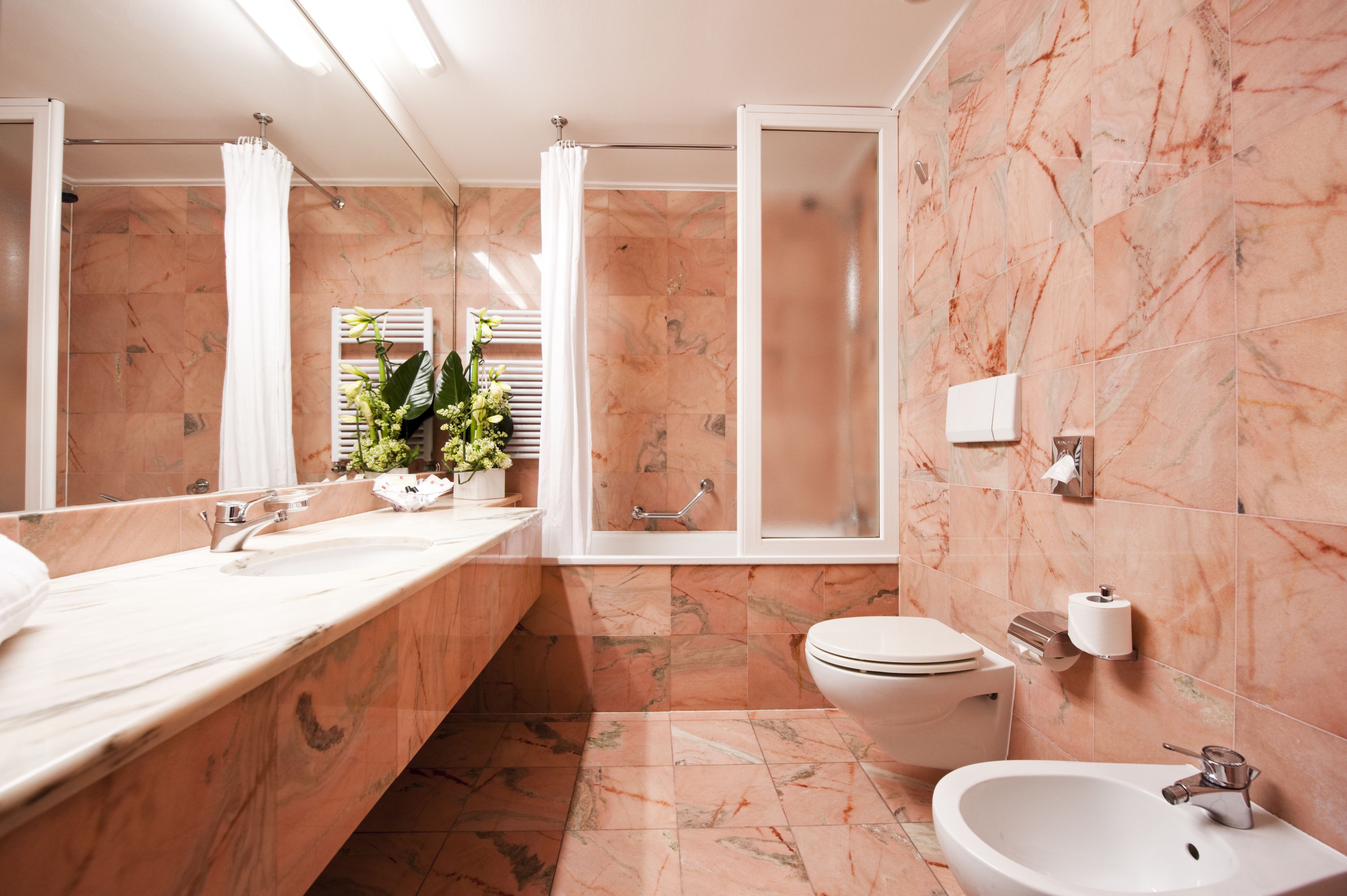 combined shower/bathtub, rainfall showerhead, free toiletries