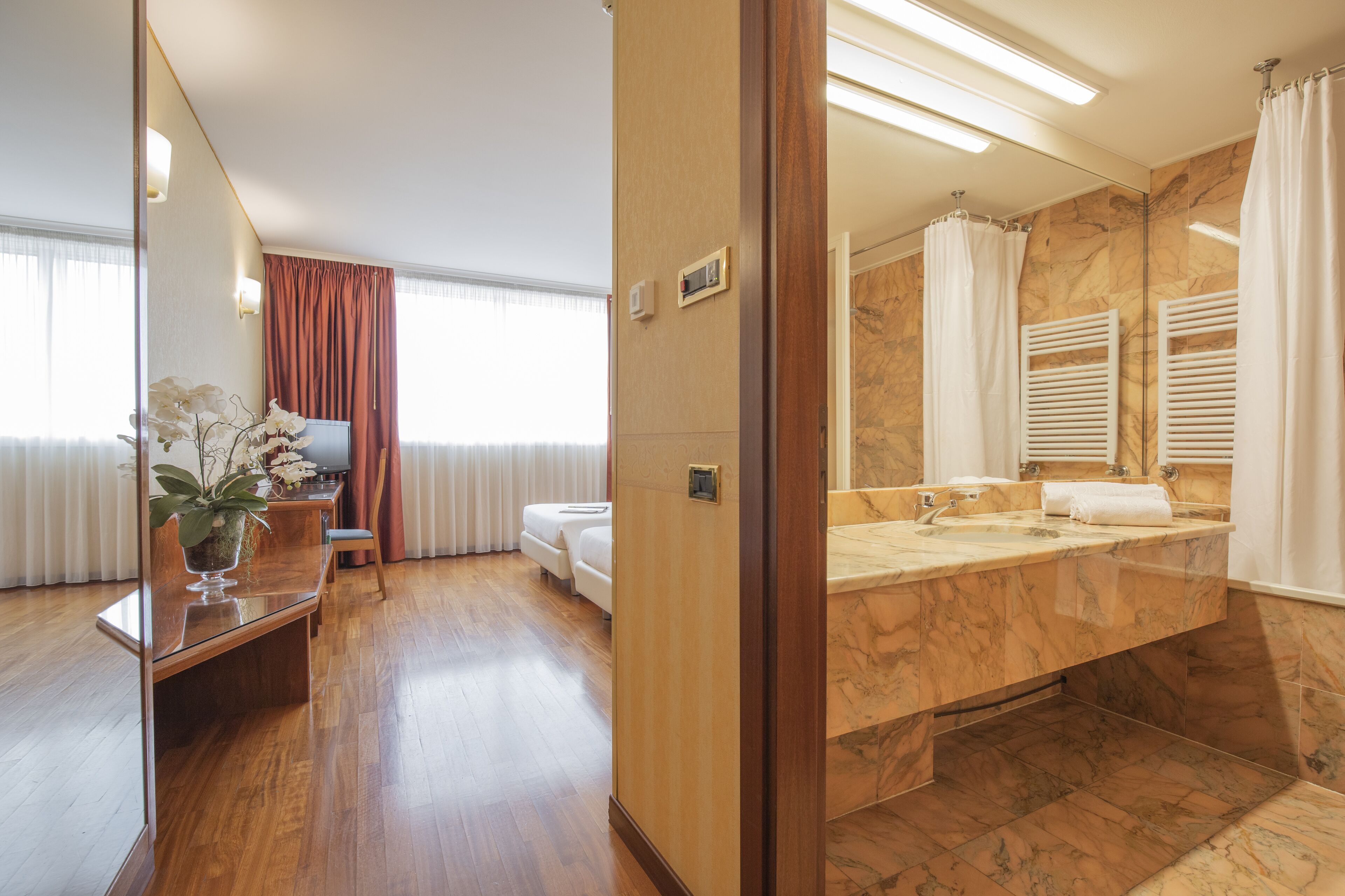 Luxe beddengoed, een minibar, een kluis op de kamer, een bureau