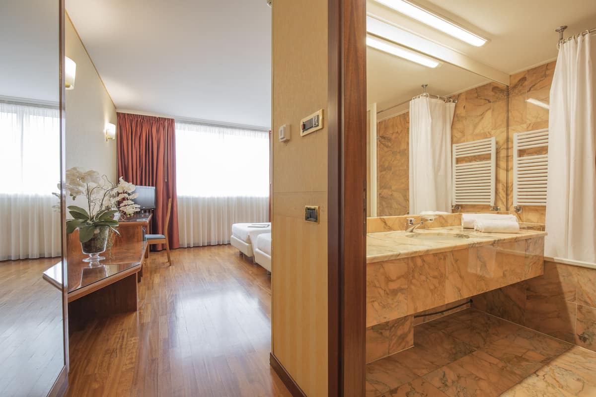 Luxe beddengoed, een minibar, een kluis op de kamer, een bureau