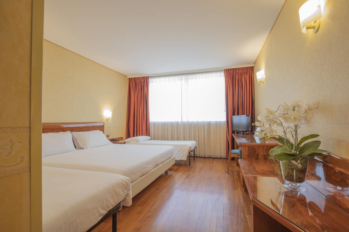 Luxe beddengoed, een minibar, een kluis op de kamer, een bureau