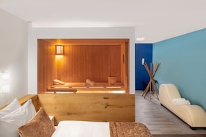 Doppelzimmer, 1 Schlafzimmer, Sauna, Bergblick | Allergikerbettwaren, Minibar, Zimmersafe, Schreibtisch