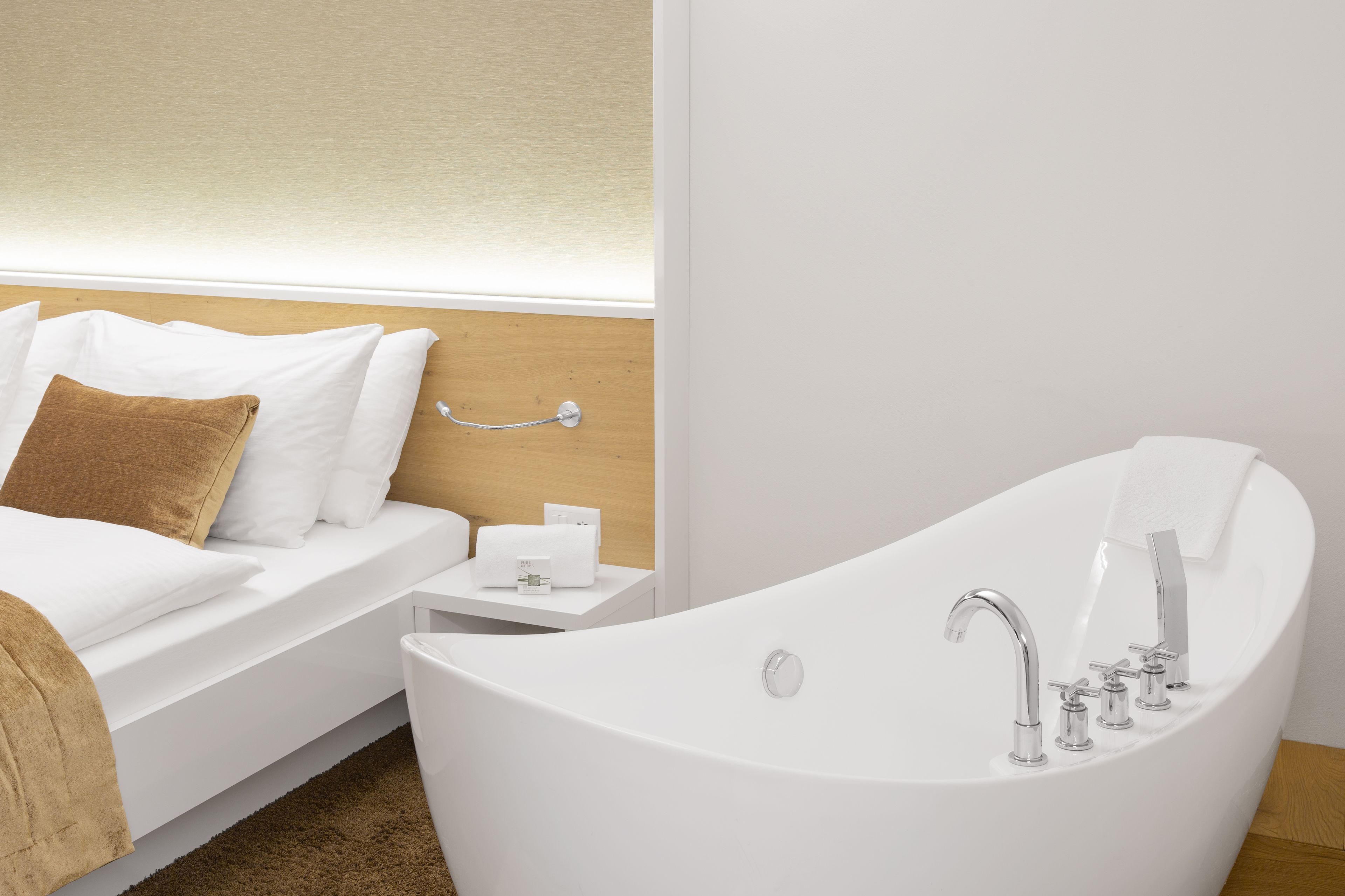 deluxe double room | hypo-allergenic bedding, minibar, in-room safe, desk