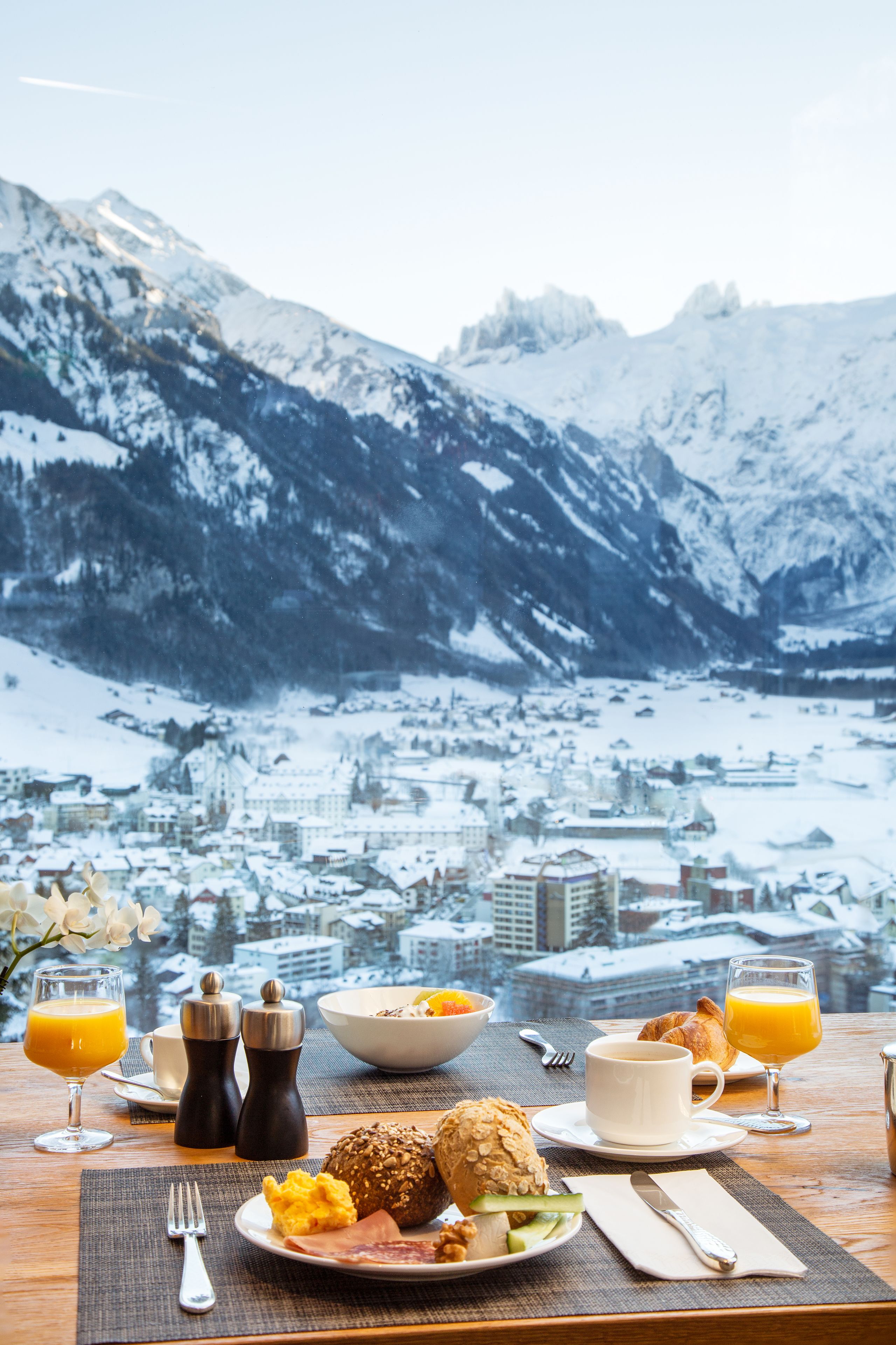 free buffet breakfast