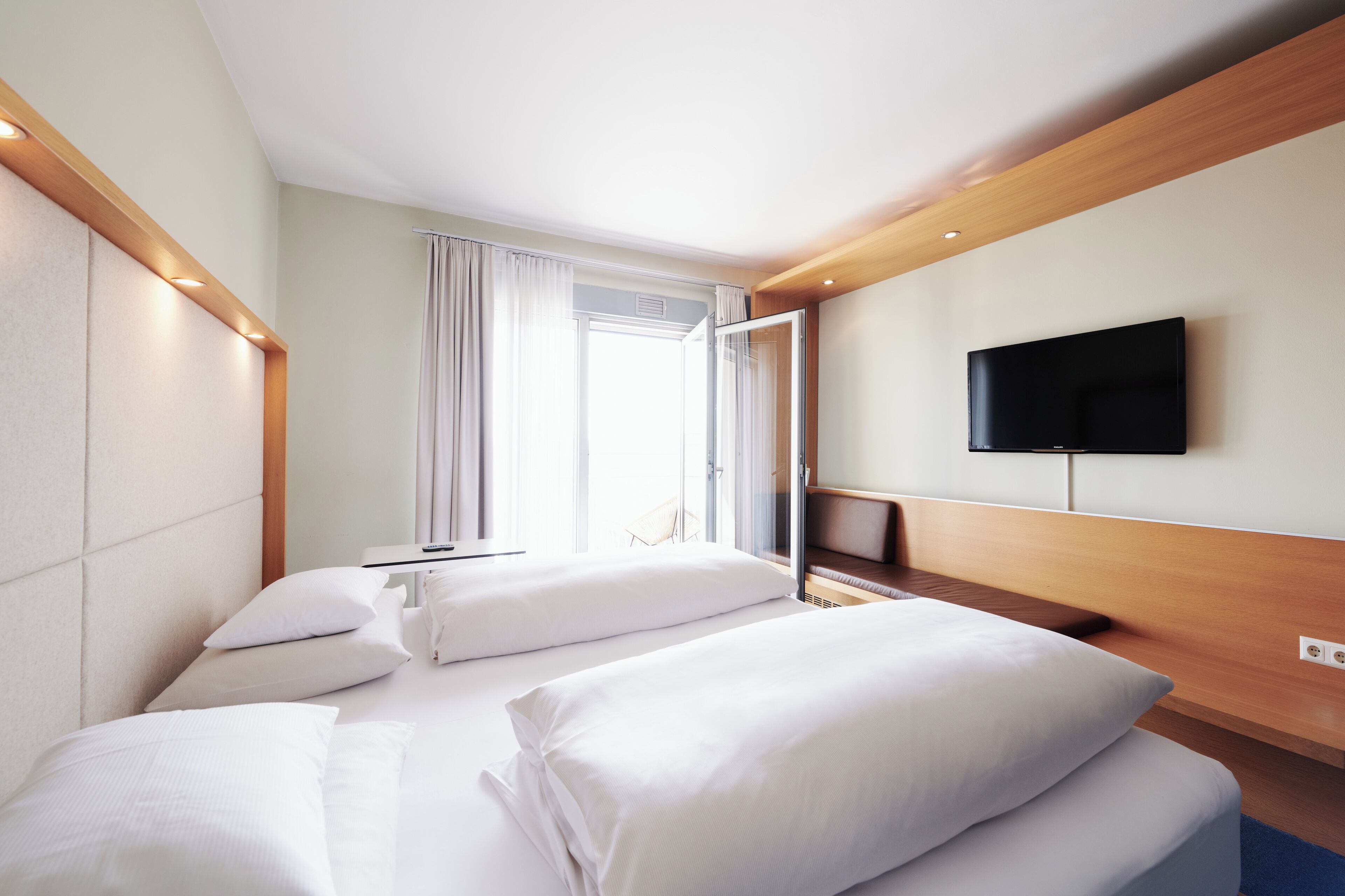 loggia room | hypo-allergenic bedding, in-room safe, desk, soundproofing