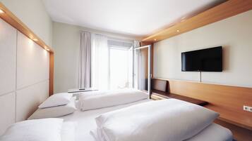 Loggia Zimmer | Allergikerbettwaren, Zimmersafe, Schreibtisch, schallisolierte Zimmer