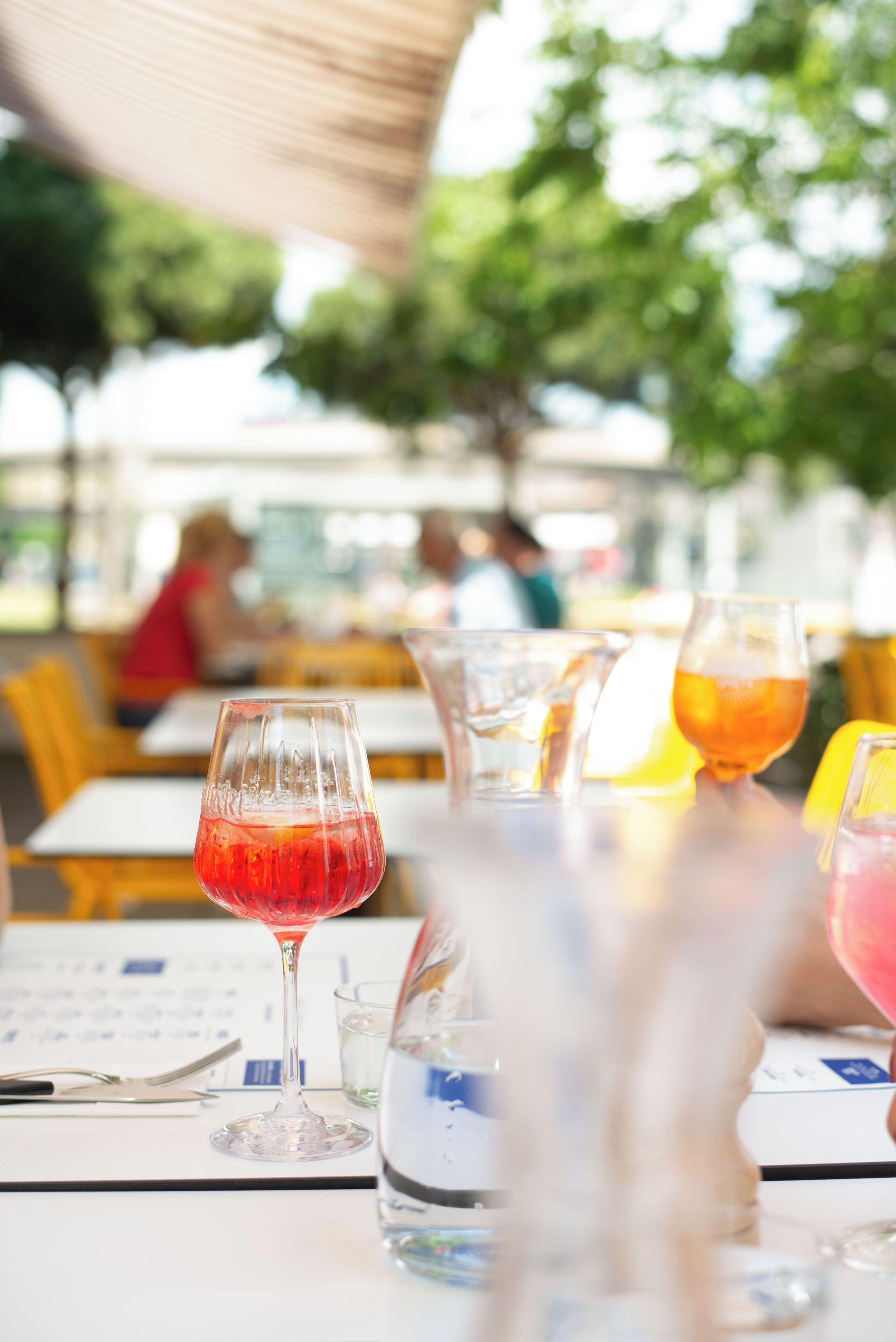 Un restaurante con mesas, sillas y una carta.