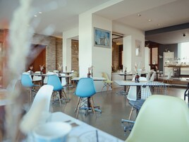 Daily cooked-to-order breakfast (EUR 25 per person)