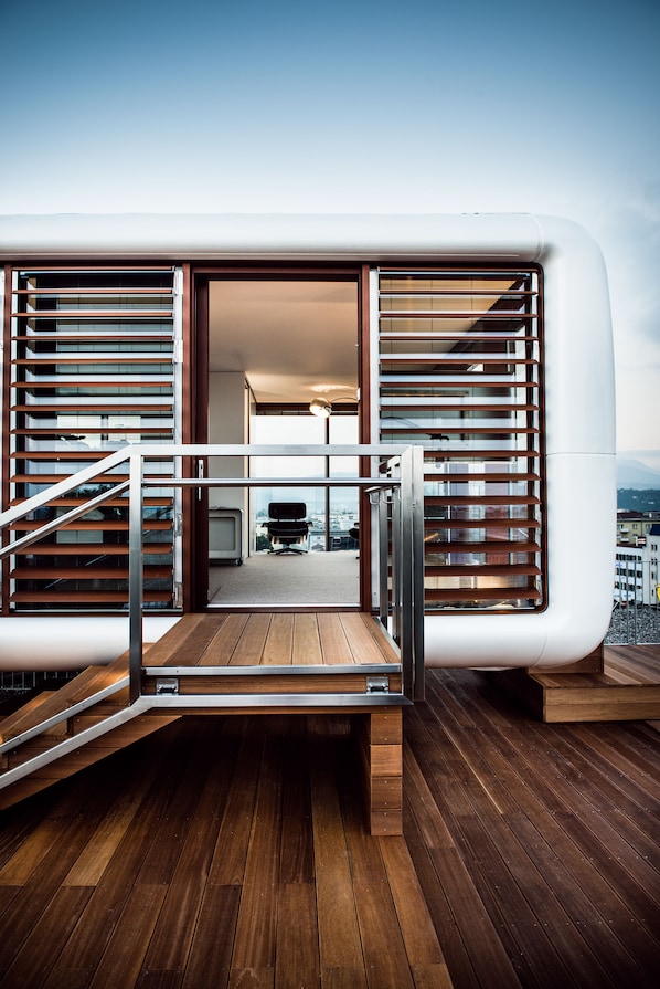 Loftcube | Hypo-allergenic bedding, in-room safe, desk, soundproofing