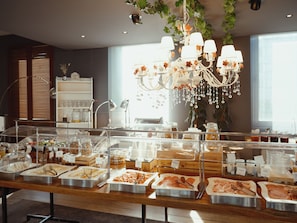 Daily cooked-to-order breakfast for a fee