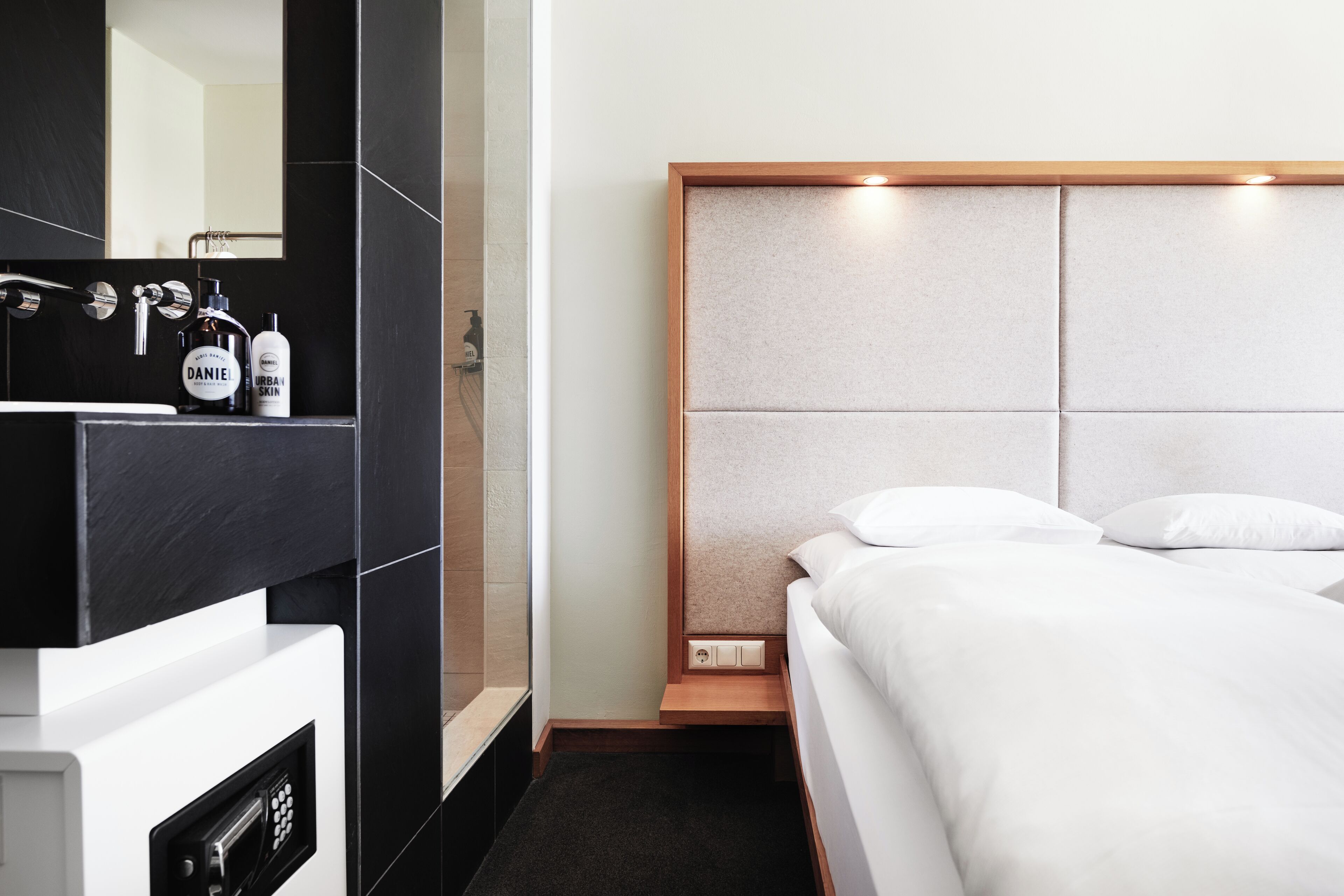 ملاءات للفراش لا تسبب الحساسية وخزنة داخل الغرفة ومكتب