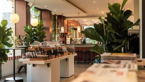 Uma área de bar moderna com balcão, banquetas e diversas bebidas.