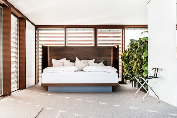 Loftcube | Ropa de cama hipoalergénica y caja de seguridad en la habitación