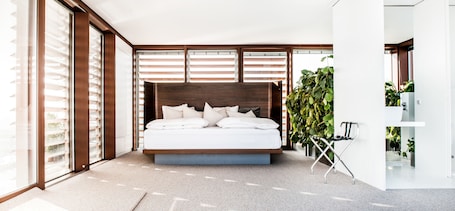 Loftcube | Hypo-allergenic bedding, in-room safe, desk, soundproofing