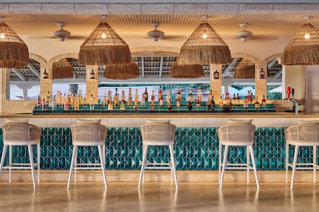 3 bars/lounges. Fairmont Royal Pavilion
