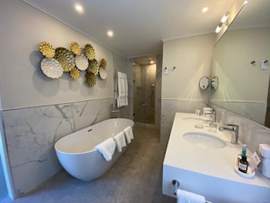 Baignoire et douche séparées, baignoire profonde