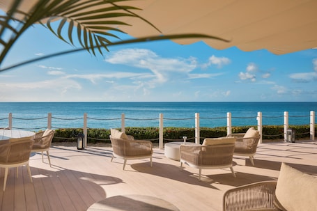 3 restaurants, breakfast, lunch, dinner served; Caribbean cuisine. Fairmont Royal Pavilion