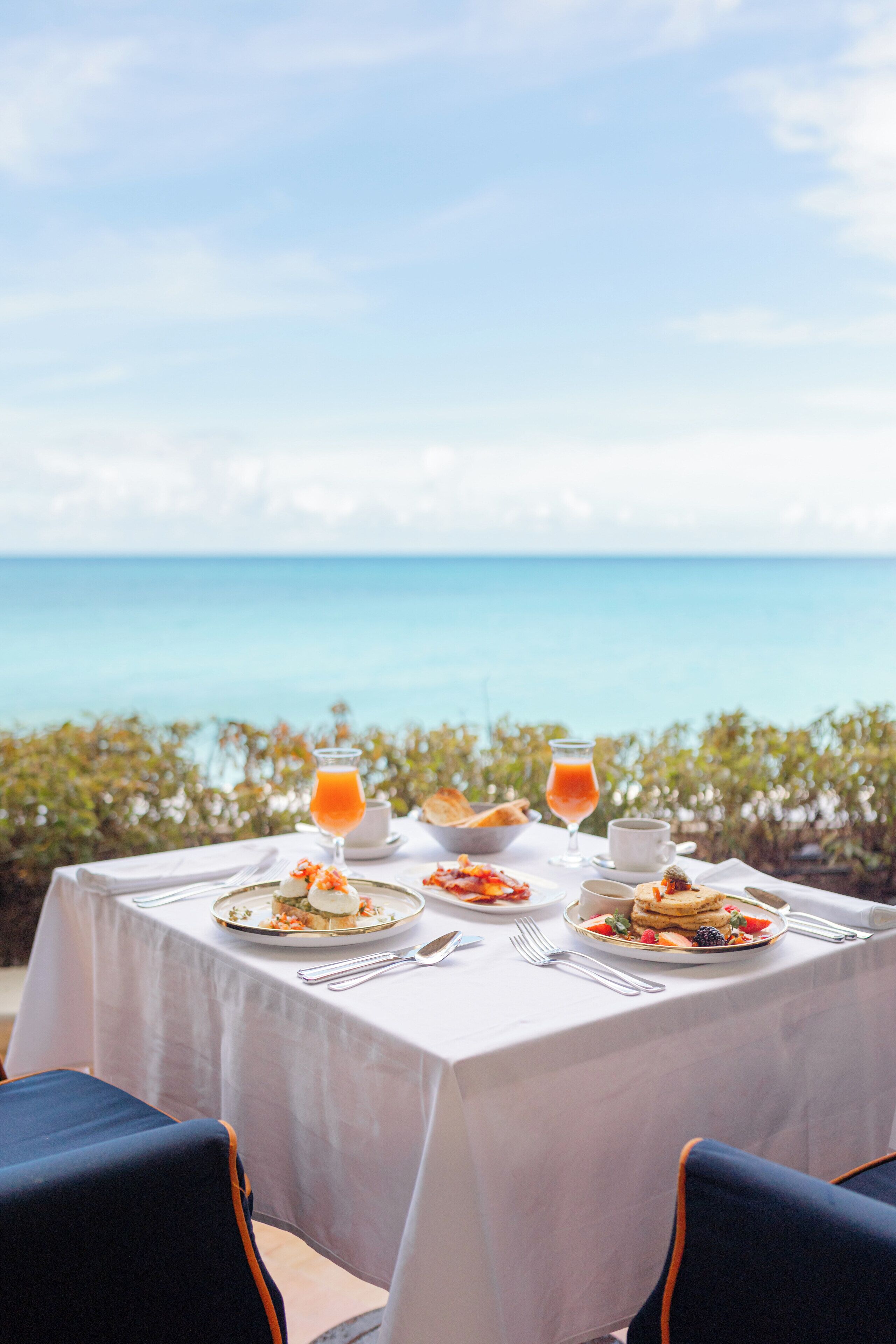 Ein Frühstückstisch mit Blick auf das Meer.