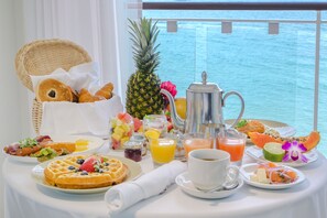 Café da manhã com buffet grátis todos os dias
