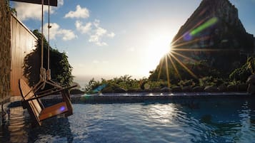 Piscine extérieure, parasols de plage, chaises longues
