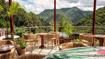 Frühstück, Mittagessen, Abendessen, Blick aufs Meer