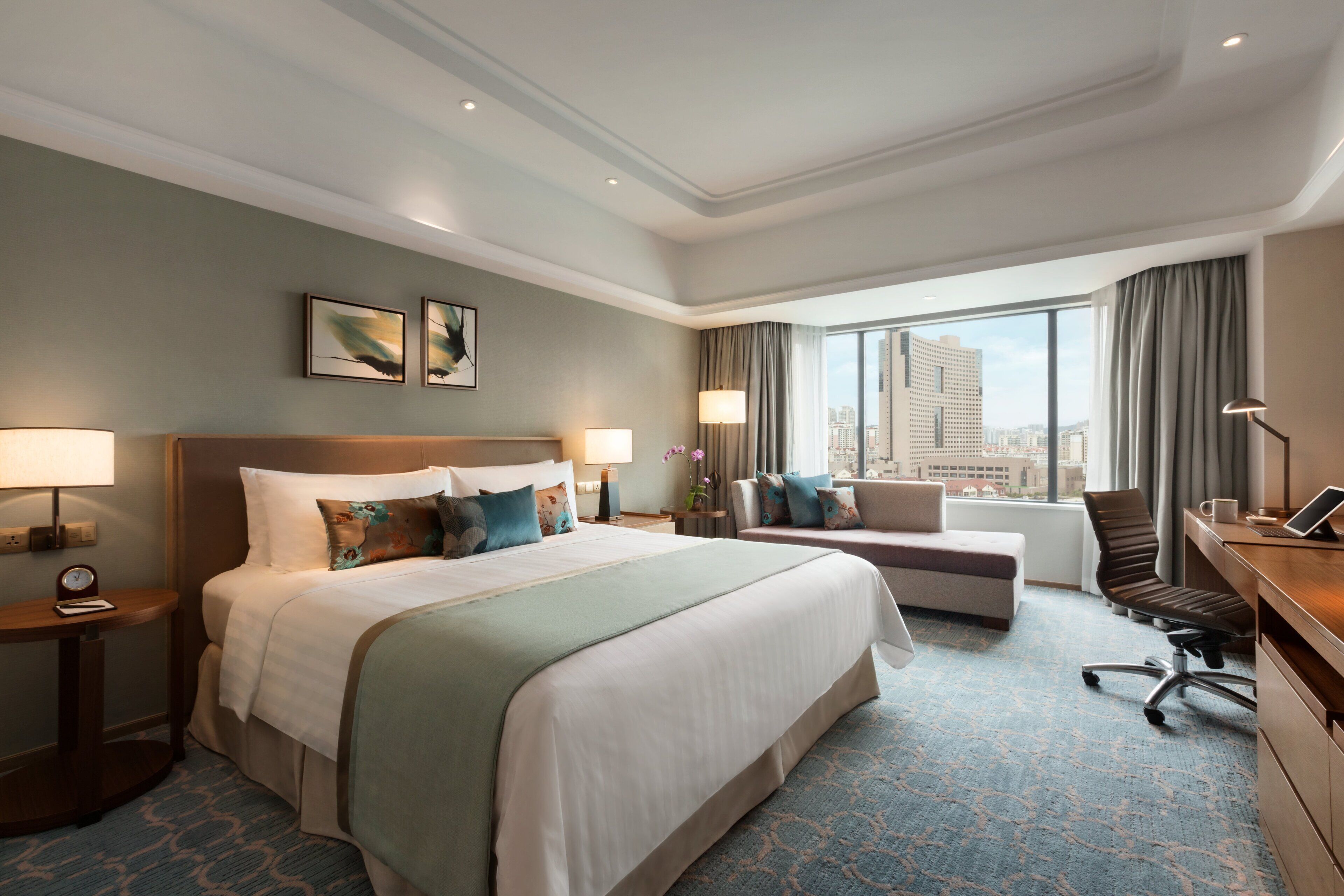 city wing, deluxe grand room, 1 king bed  | premium bedding, down duvets, minibar, in-room safe