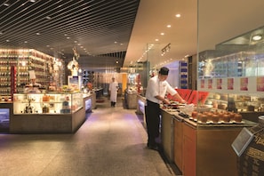 3 restaurants, breakfast served
