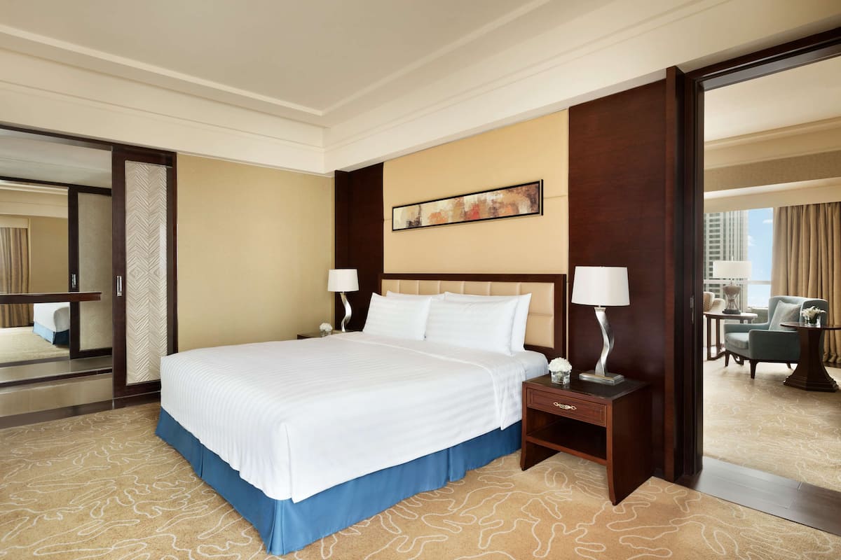Suite Executive | Biancheria da letto di alta qualità, copriletto in piuma, minibar
