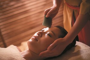 A person receiving a facial treatment. - Shangri-La Qingdao (Qingdao)