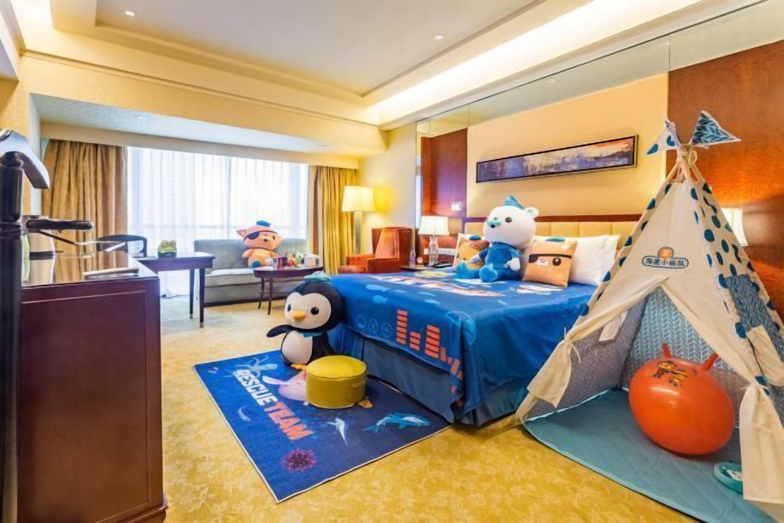 Premium bedding, down comforters, minibar, in-room safe