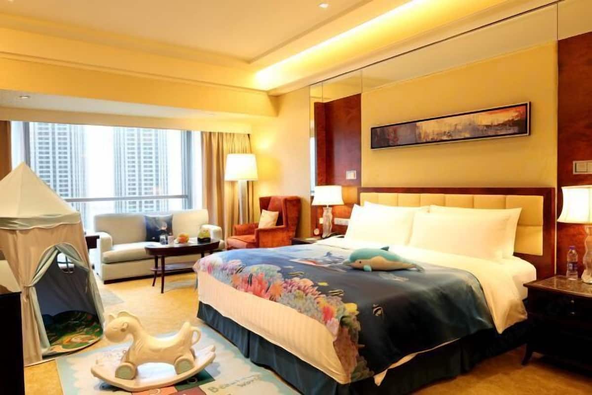 Premium bedding, down comforters, minibar, in-room safe