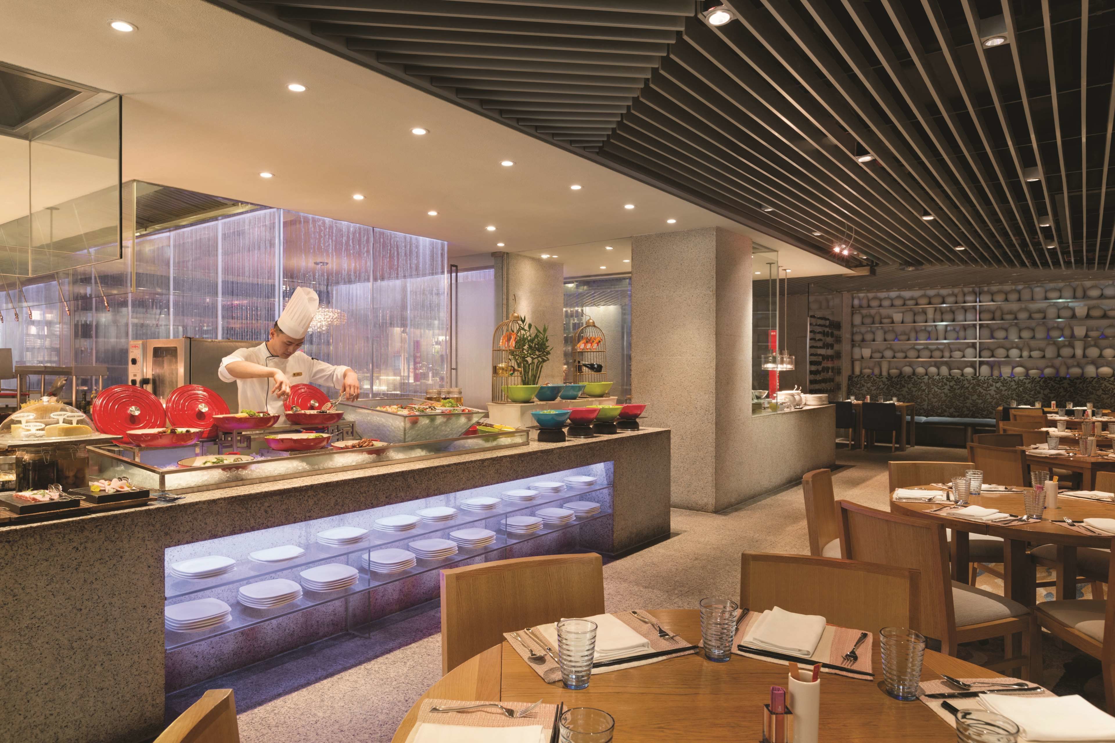 3 restaurants, breakfast served