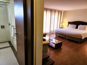 Suíte júnior, terraço | 1 quarto, roupas de cama premium, frigobar, cofres nos quartos