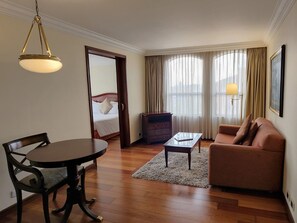 Junior Suite Deluxe | Hochwertige Bettwaren, Minibar, Zimmersafe, Schreibtisch