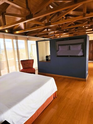 Ático, bañera de hidromasaje | Ropa de cama de alta calidad, minibar, caja fuerte y escritorio