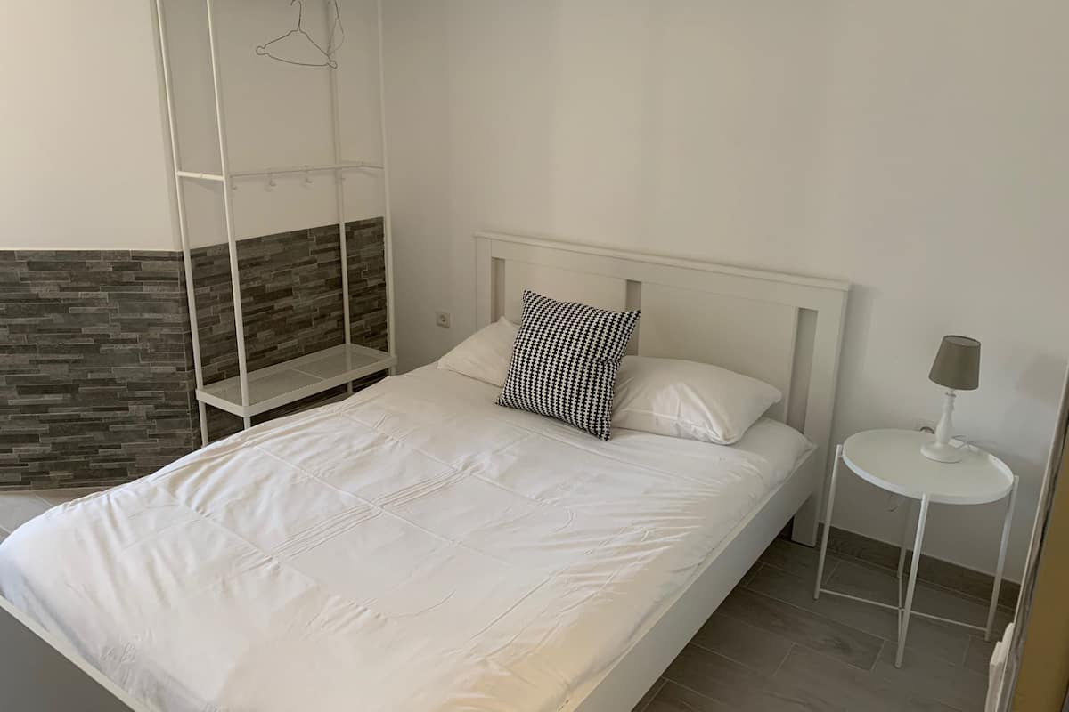 Double Room | Desk, free WiFi, bed sheets