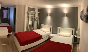 Twin Room | Desk, free WiFi, bed sheets