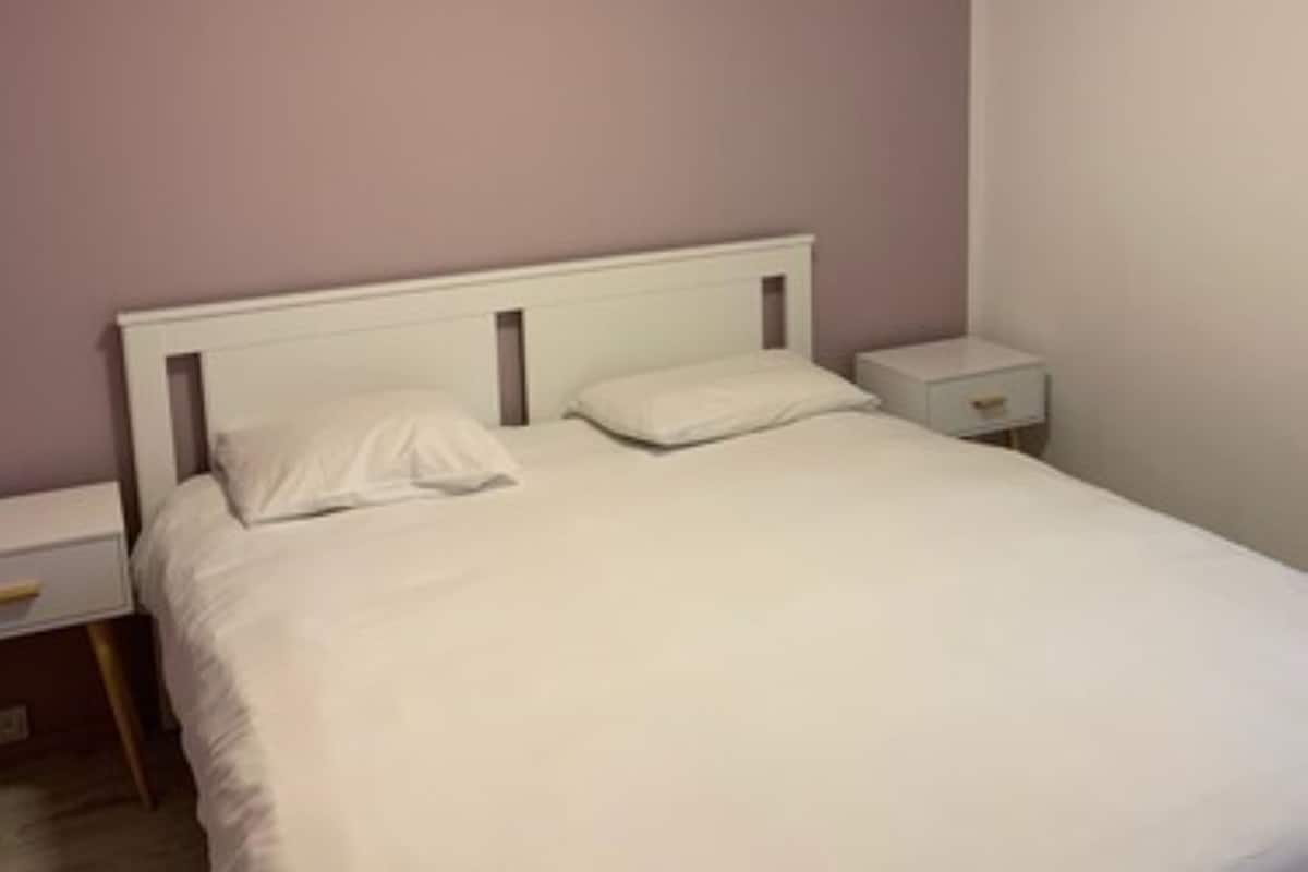 Family Room | Desk, free WiFi, bed sheets