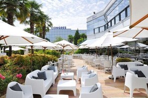 Petit-déjeuner, déjeuner et dîner servis sur place, vue sur la piscine