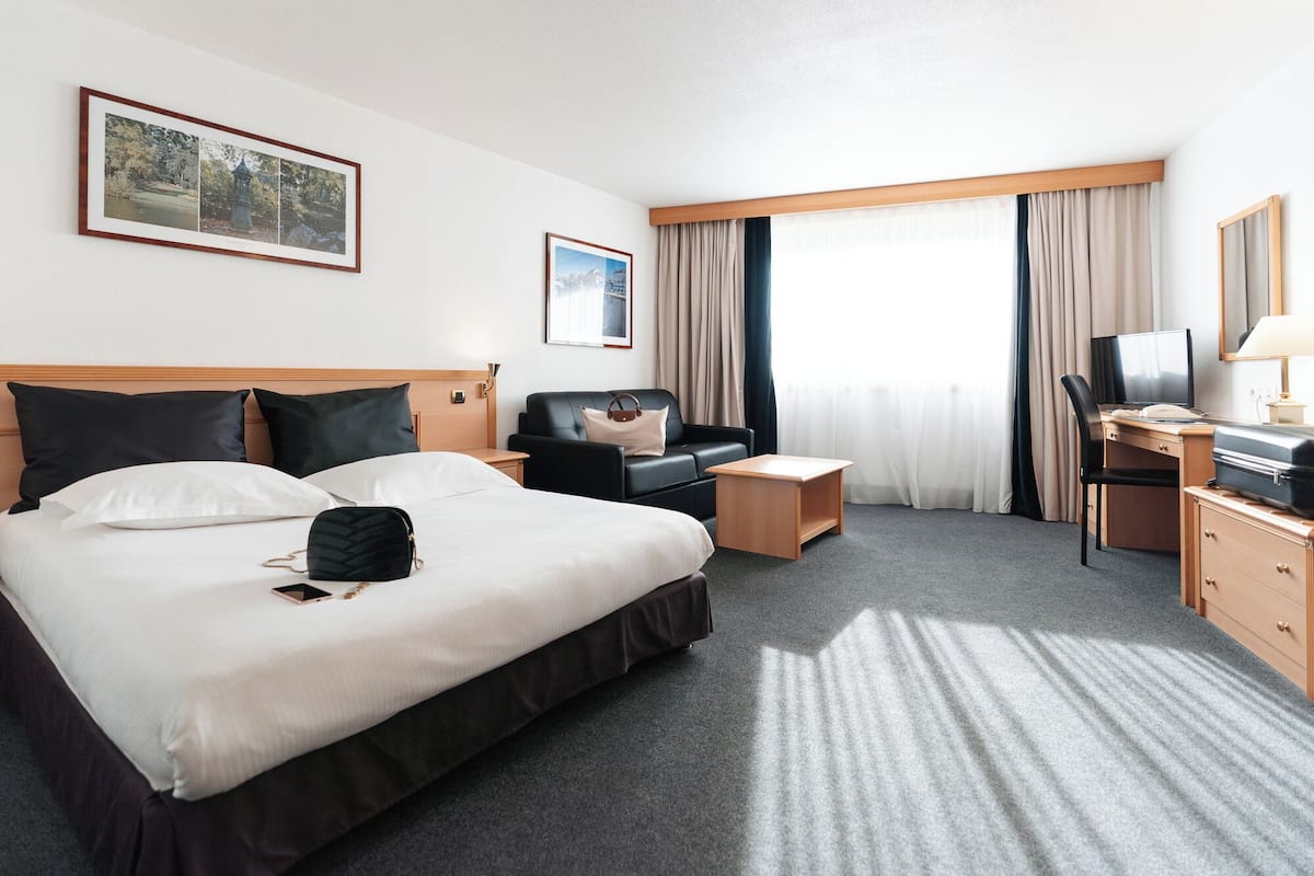 4 bedrooms, premium bedding, desk, blackout curtains