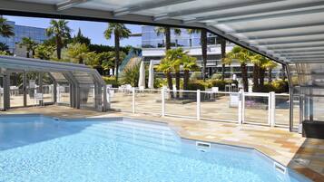 Piscine extérieure (ouverte en saison), parasols de plage