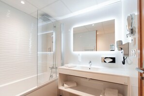 Hair dryer, towels - Westotel Nantes Atlantique (La Chapelle-sur-Erdre)