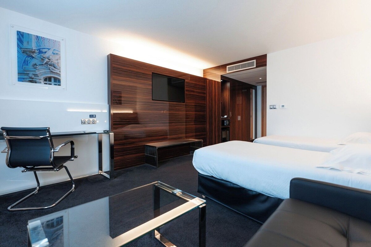 Premium bedding, desk, blackout drapes, soundproofing