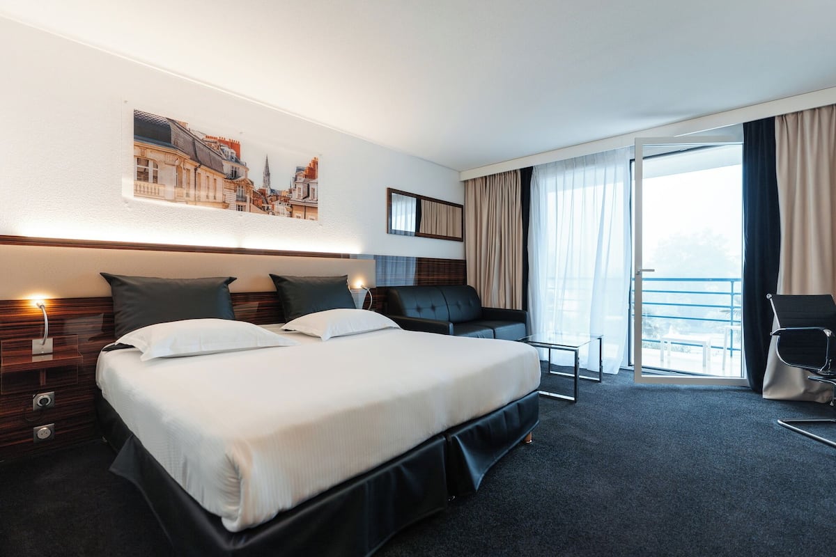 4 bedrooms, premium bedding, desk, blackout curtains