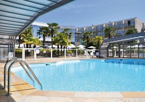 Seasonal outdoor pool, open 10:00 AM to 10:00 PM, pool umbrellas - Westotel Nantes Atlantique (La Chapelle-sur-Erdre)