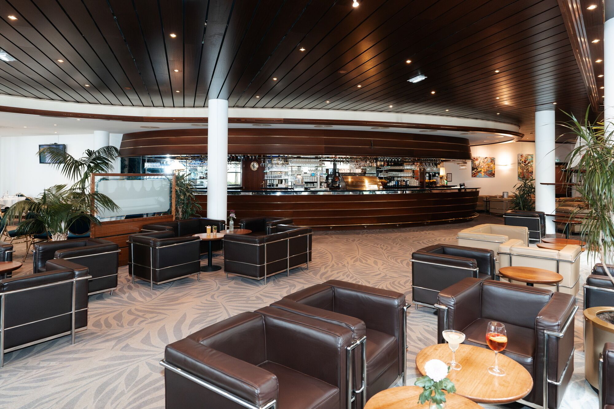 Eine moderne Bar mit Ledersitzgelegenheiten und einer Bar.