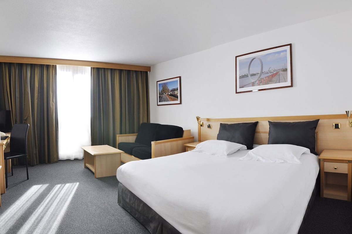 Premium bedding, desk, blackout drapes, soundproofing