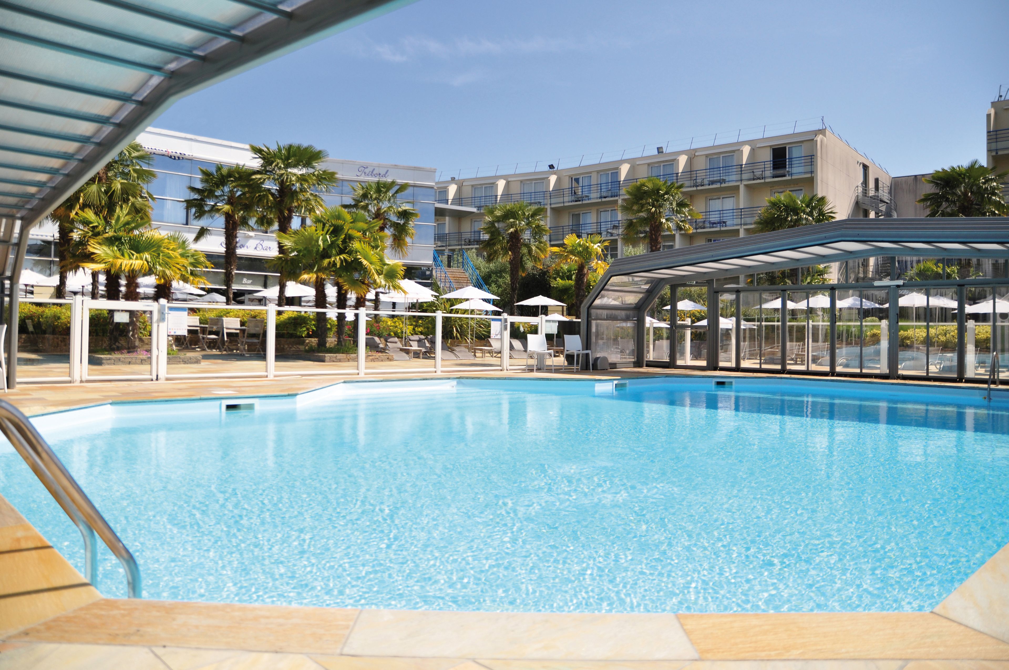 Piscine extérieure (ouverte en saison), parasols de plage