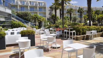 Petit déjeuner, déjeuner et dßner servis sur place, vue sur la piscine