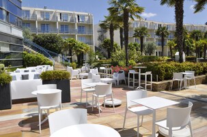 Se sirven desayunos y cocina francesa (con vistas a la piscina) 